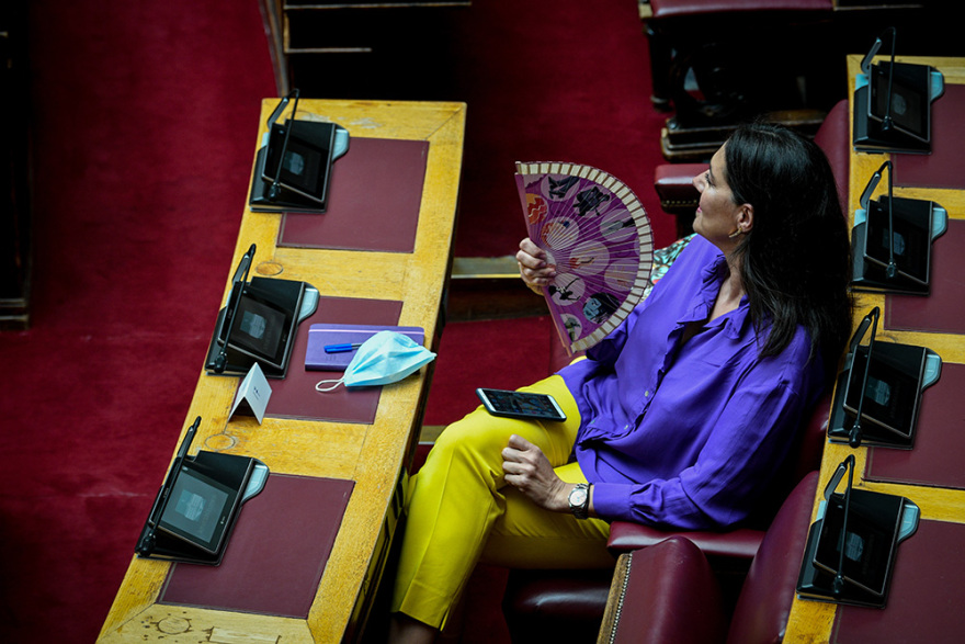 Φωτογραφίες από Βουλή: Χαμόγελα, μαλλιά-αφάνα, πλέξιγκλας και... αέρας από βεντάλιες!
