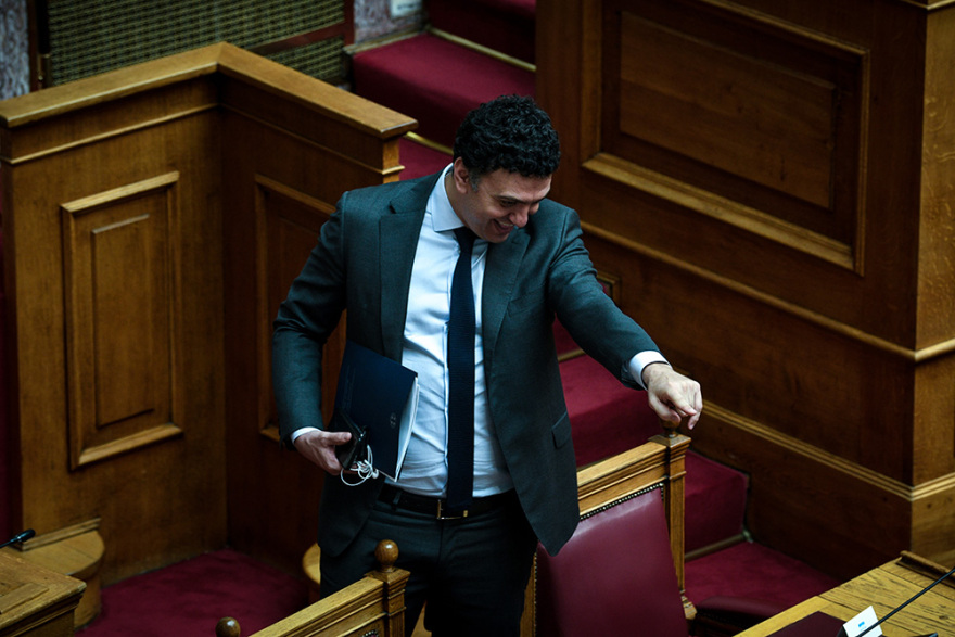 Φωτογραφίες από Βουλή: Χαμόγελα, μαλλιά-αφάνα, πλέξιγκλας και... αέρας από βεντάλιες!