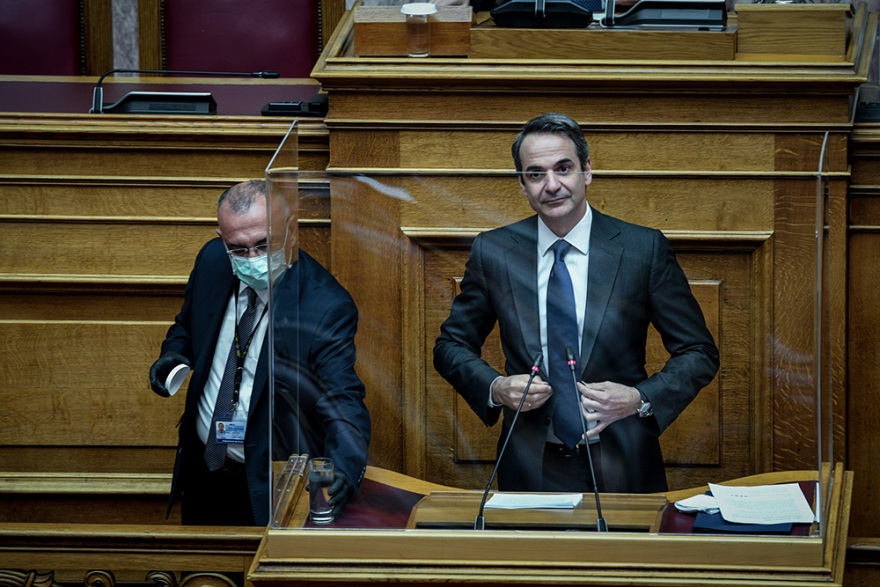 Φωτογραφίες από Βουλή: Χαμόγελα, μαλλιά-αφάνα, πλέξιγκλας και... αέρας από βεντάλιες!