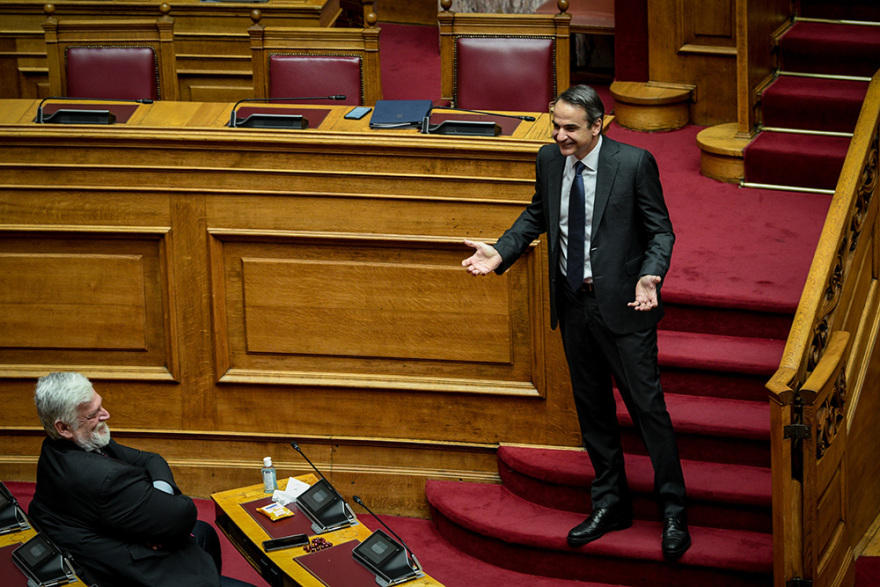 Φωτογραφίες από Βουλή: Χαμόγελα, μαλλιά-αφάνα, πλέξιγκλας και... αέρας από βεντάλιες!