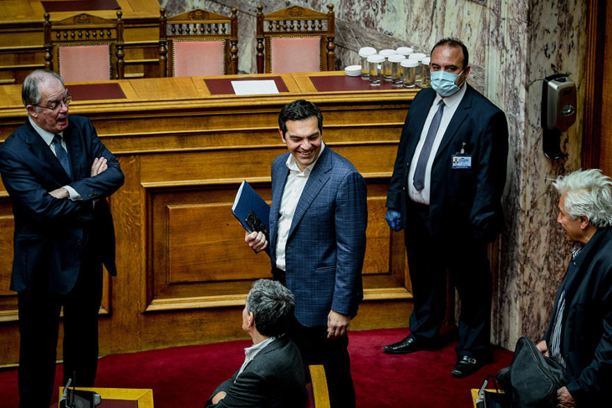 Φωτογραφίες από Βουλή: Χαμόγελα, μαλλιά-αφάνα, πλέξιγκλας και... αέρας από βεντάλιες!