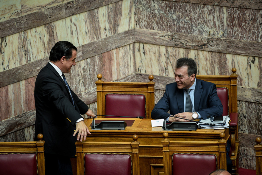 Φωτογραφίες από Βουλή: Χαμόγελα, μαλλιά-αφάνα, πλέξιγκλας και... αέρας από βεντάλιες!