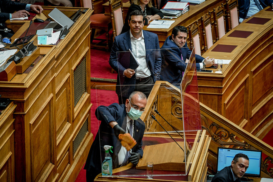 Φωτογραφίες από Βουλή: Χαμόγελα, μαλλιά-αφάνα, πλέξιγκλας και... αέρας από βεντάλιες!