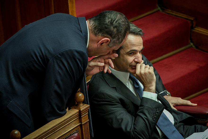 Φωτογραφίες από Βουλή: Χαμόγελα, μαλλιά-αφάνα, πλέξιγκλας και... αέρας από βεντάλιες!