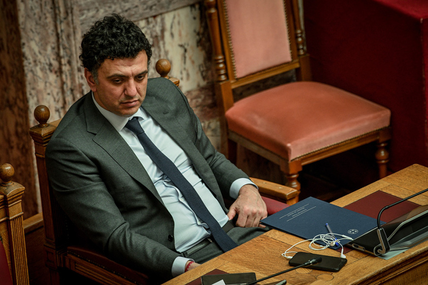 Φωτογραφίες από Βουλή: Χαμόγελα, μαλλιά-αφάνα, πλέξιγκλας και... αέρας από βεντάλιες!