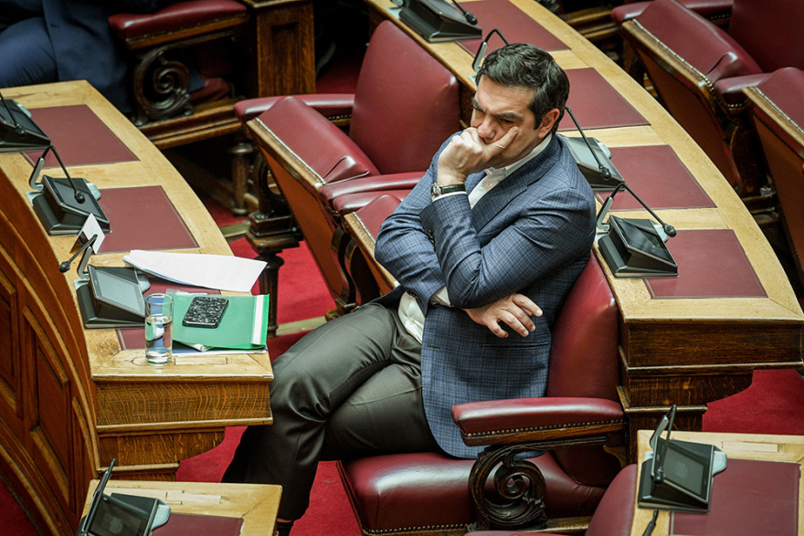 Φωτογραφίες από Βουλή: Χαμόγελα, μαλλιά-αφάνα, πλέξιγκλας και... αέρας από βεντάλιες!