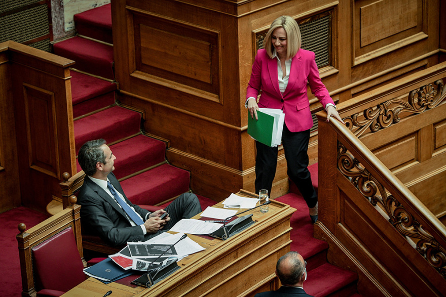 Φωτογραφίες από Βουλή: Χαμόγελα, μαλλιά-αφάνα, πλέξιγκλας και... αέρας από βεντάλιες!