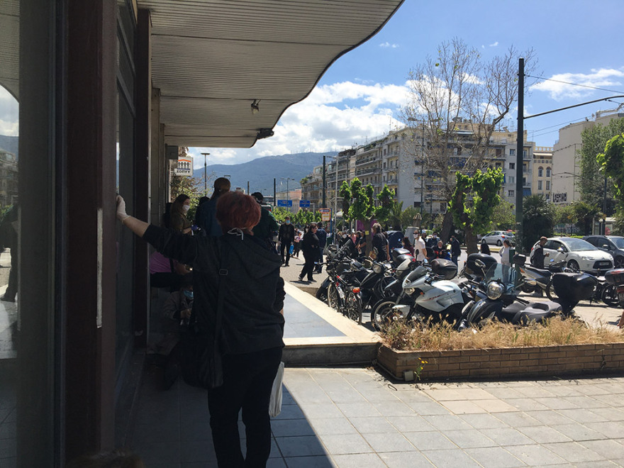 Ουρές έξω από το φαρμακείο ΕΟΠΥΥ Αμπελόκηπων 