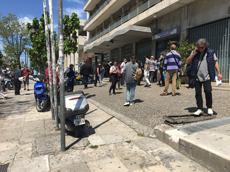 Ουρές έξω από το φαρμακείο ΕΟΠΥΥ Αμπελόκηπων 