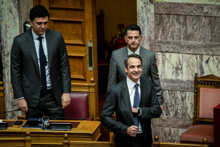 Φωτογραφίες από Βουλή: Χαμόγελα, μαλλιά-αφάνα, πλέξιγκλας και... αέρας από βεντάλιες!