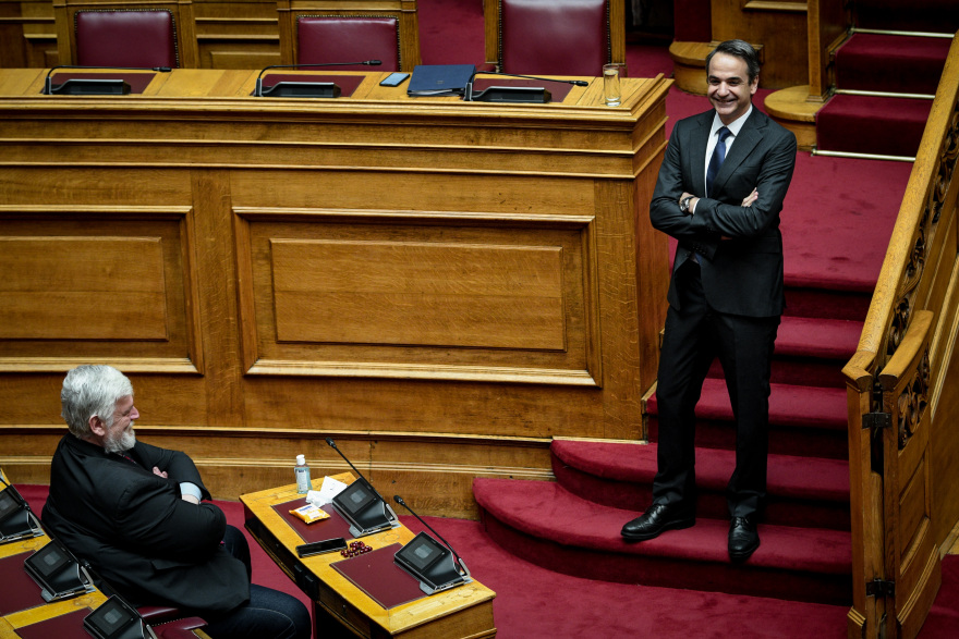 Φωτογραφίες από Βουλή: Χαμόγελα, μαλλιά-αφάνα, πλέξιγκλας και... αέρας από βεντάλιες!