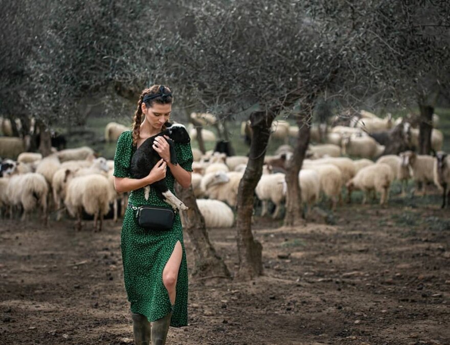 Η «αγρότισσα» του GNTM ποζάρει στο... μαντρί της 
