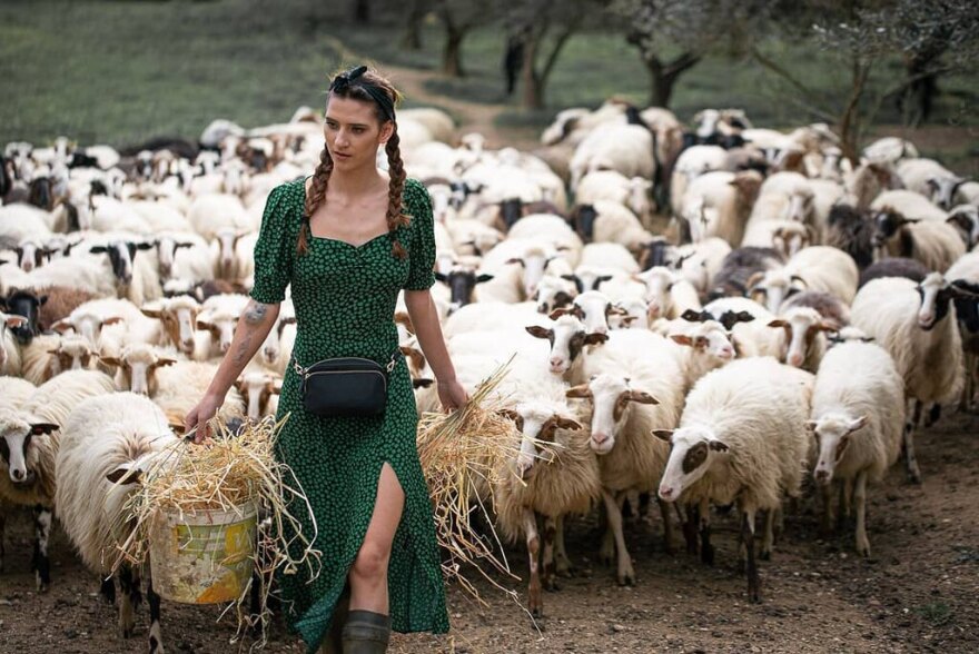 Η «αγρότισσα» του GNTM ποζάρει στο... μαντρί της 