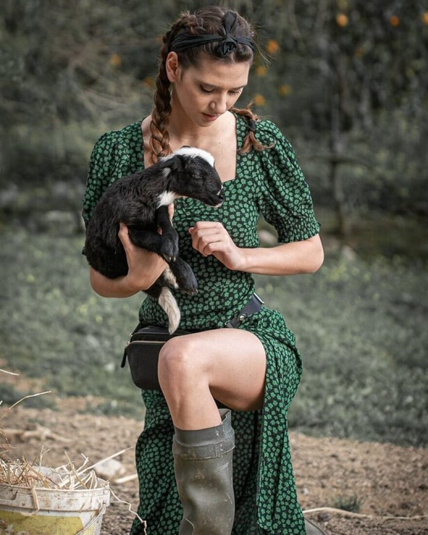 Η «αγρότισσα» του GNTM ποζάρει στο... μαντρί της 