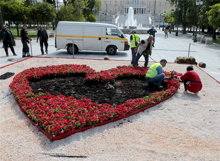Αφιερωμένη στους γιατρούς η κόκκινη καρδιά από λουλούδια στο Σύνταγμα 