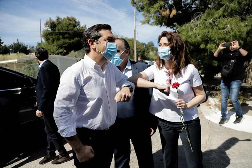 Τσίπρας: Κόκκινο γαρύφαλλο και «χειραψίες» στο Πέραμα - Δείτε βίντεο και φωτογραφίες