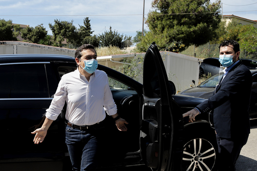 Τσίπρας: Κόκκινο γαρύφαλλο και «χειραψίες» στο Πέραμα - Δείτε βίντεο και φωτογραφίες