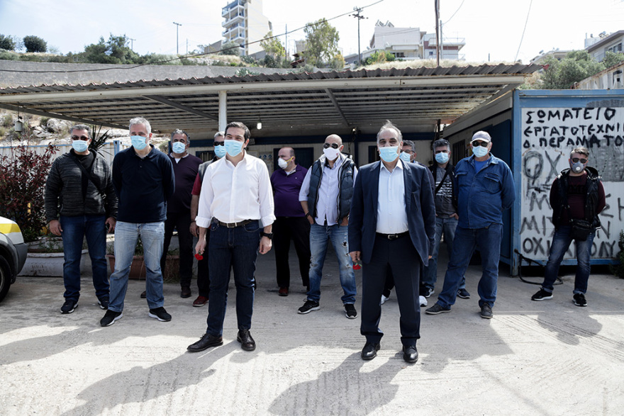 Τσίπρας: Κόκκινο γαρύφαλλο και «χειραψίες» στο Πέραμα - Δείτε βίντεο και φωτογραφίες