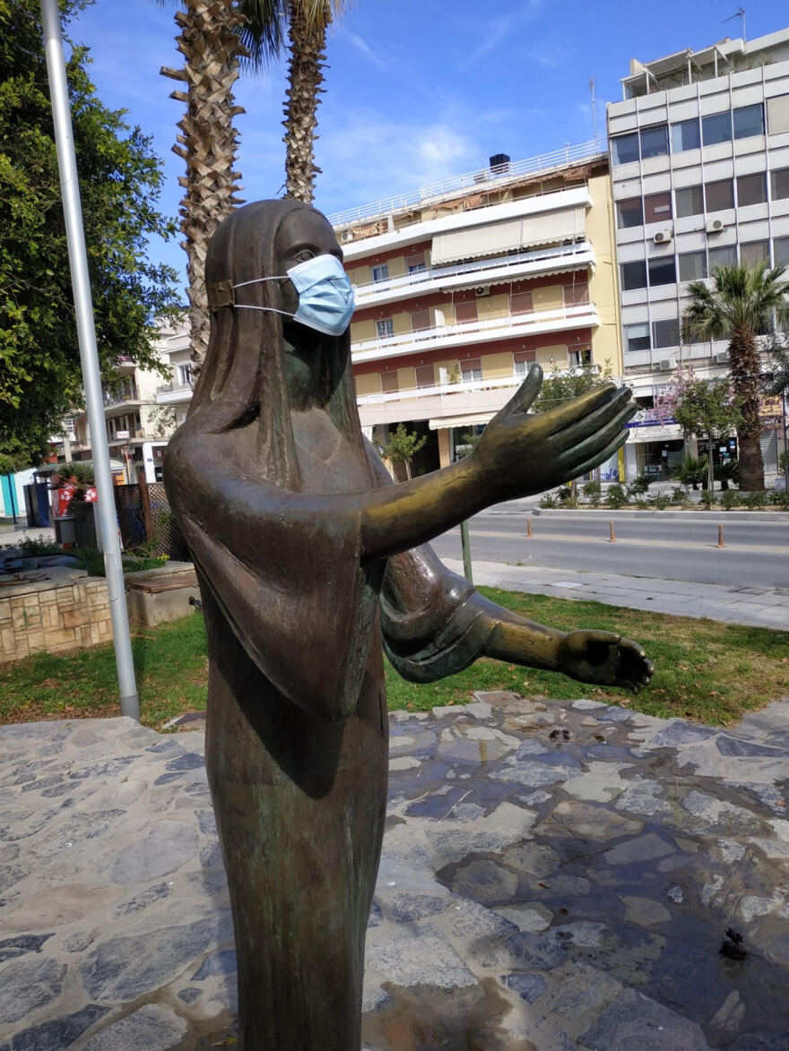 Κορωνοϊός - Ηράκλειο: Φόρεσαν μάσκες σε αγάλματα - Δείτε φωτογραφίες
