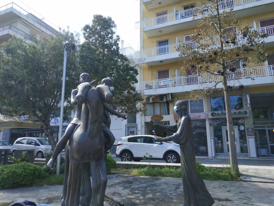 Κορωνοϊός - Ηράκλειο: Φόρεσαν μάσκες σε αγάλματα - Δείτε φωτογραφίες