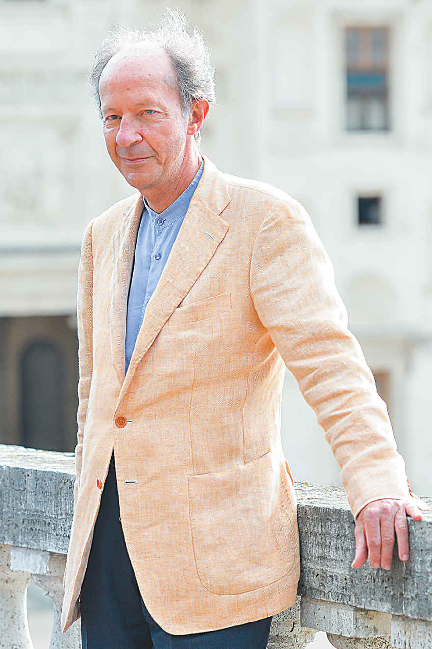 Κορωνοϊός: Οι θεωρίες συνωμοσίας, τα fake news και οι αρνητές της πανδημίας