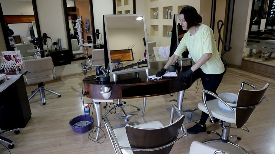 «Πυρετός» εργασιών στα καταστήματα για την επιστροφή στη «νέα κανονικότητα»