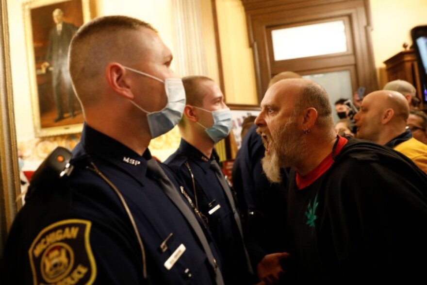 Κορωνοϊός - ΗΠΑ: Διαδηλωτές κατά της καραντίνας με όπλα στο Δημαρχείο του Μίσιγκαν