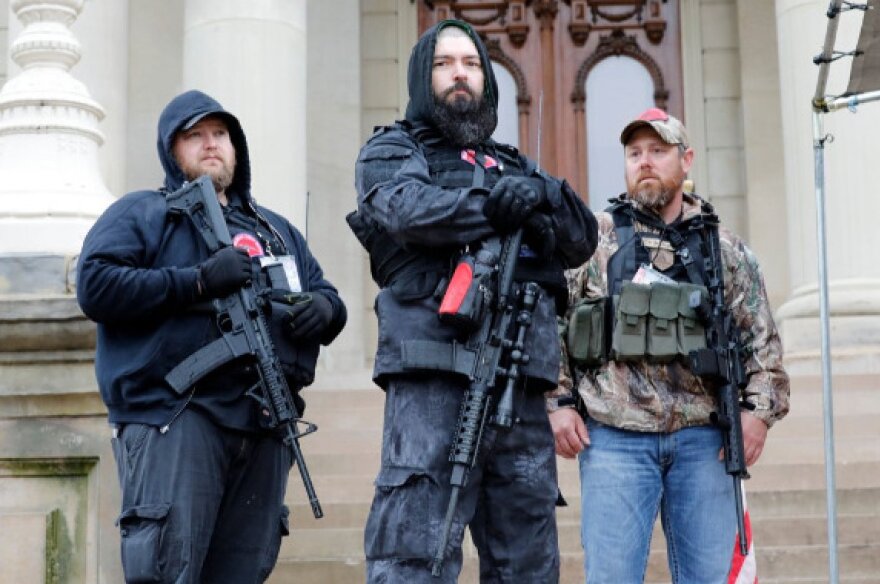 Κορωνοϊός - ΗΠΑ: Διαδηλωτές κατά της καραντίνας με όπλα στο Δημαρχείο του Μίσιγκαν