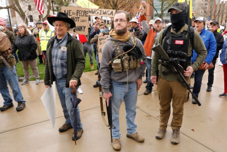 Κορωνοϊός - ΗΠΑ: Διαδηλωτές κατά της καραντίνας με όπλα στο Δημαρχείο του Μίσιγκαν