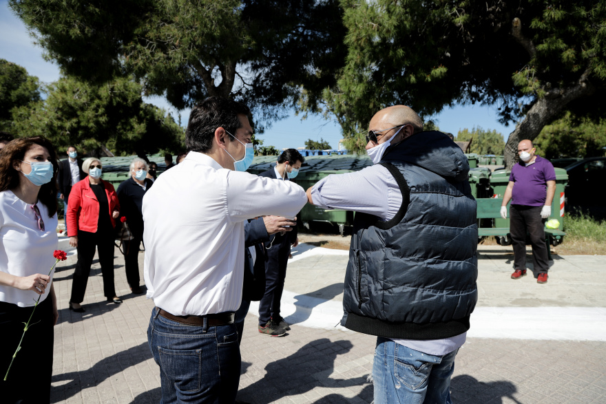 Τσίπρας: Κόκκινο γαρύφαλλο και «χειραψίες» στο Πέραμα - Δείτε βίντεο και φωτογραφίες