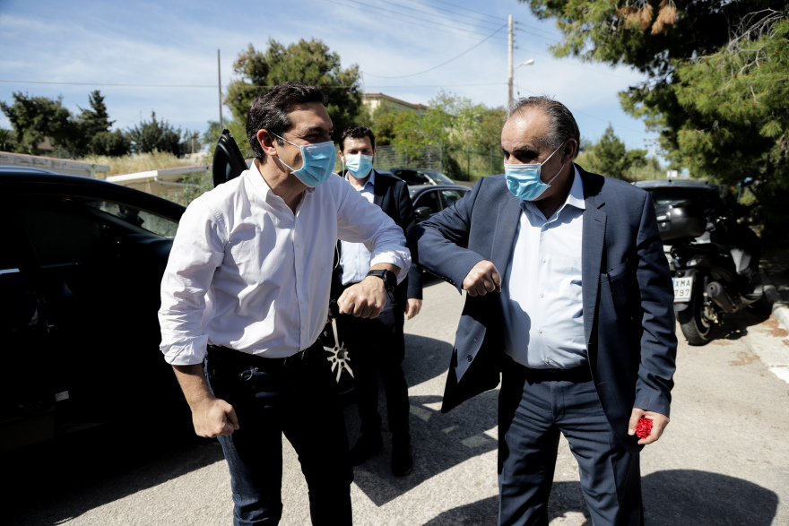 Τσίπρας: Κόκκινο γαρύφαλλο και «χειραψίες» στο Πέραμα - Δείτε βίντεο και φωτογραφίες