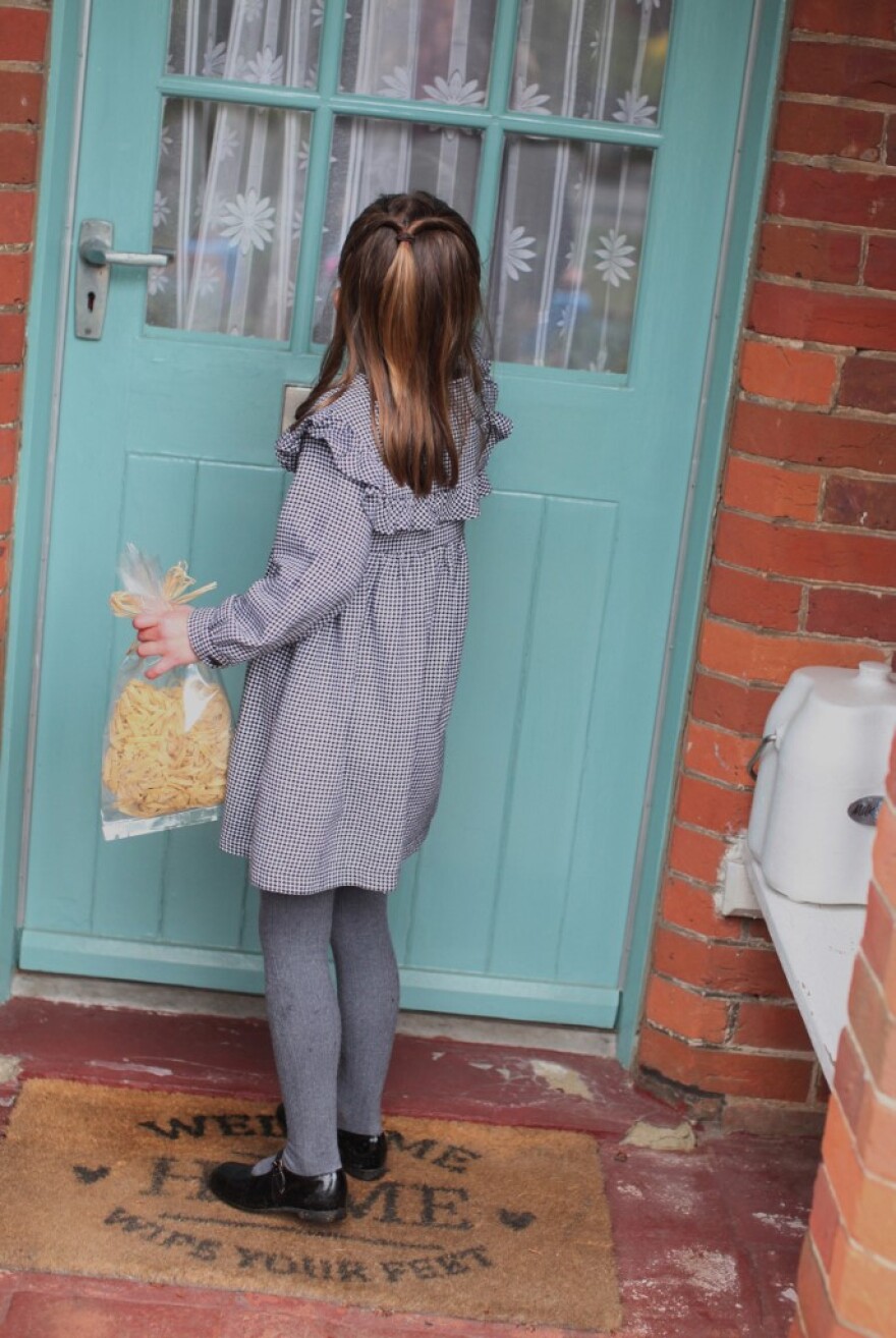 Κορωνοϊός - Βρετανία: Η 5χρονη πριγκίπισσα Σάρλοτ μοιράζει φαγητό σε ευπαθείς ομάδες