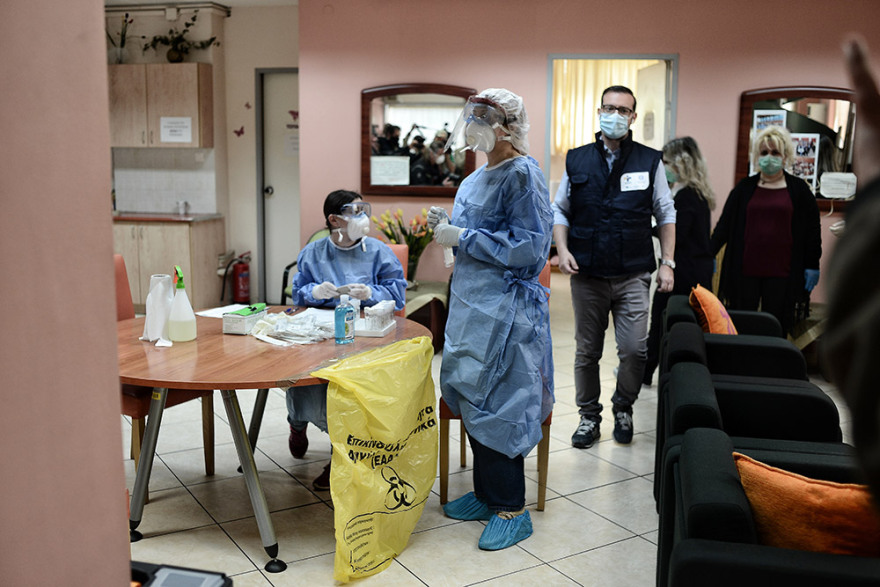 ΕΟΔΥ - Κορωνοϊός: Σε ΚΑΠΗ στο Γαλάτσι η πρώτη αποστολή των κινητών μονάδων