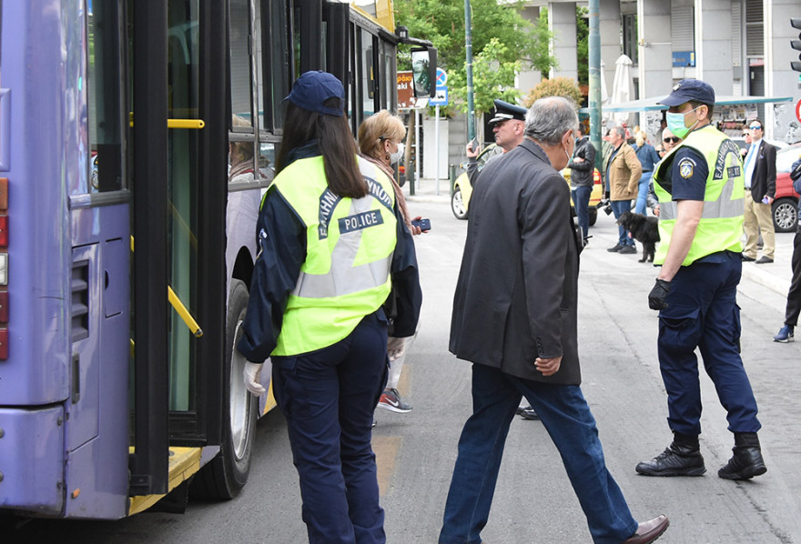 Πρεμιέρα για την άρση των μέτρων - Με μάσκες και από απόσταση οι Έλληνες