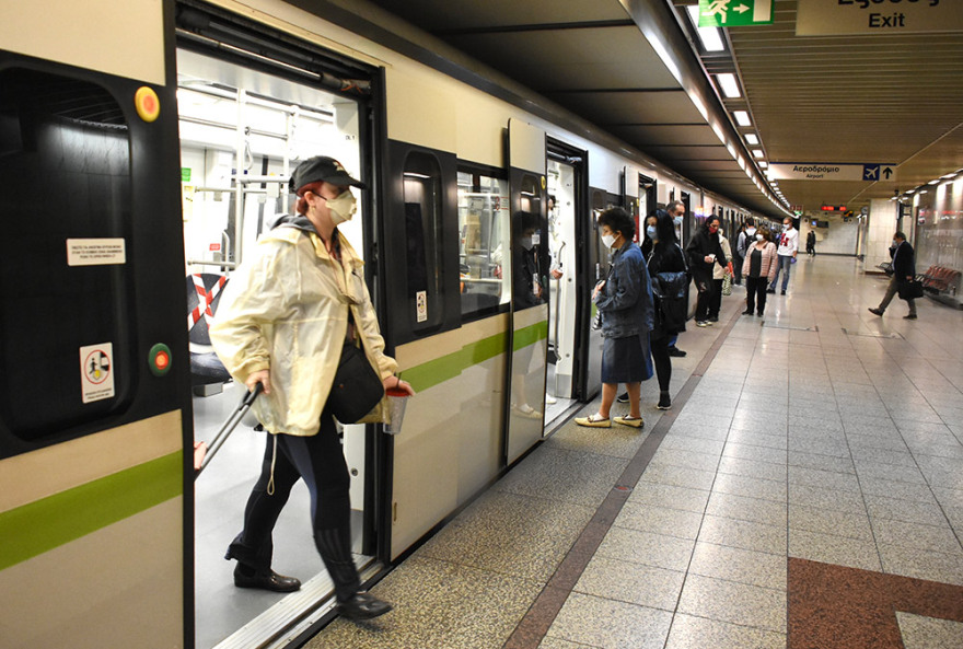 Πρεμιέρα για την άρση των μέτρων - Με μάσκες και από απόσταση οι Έλληνες