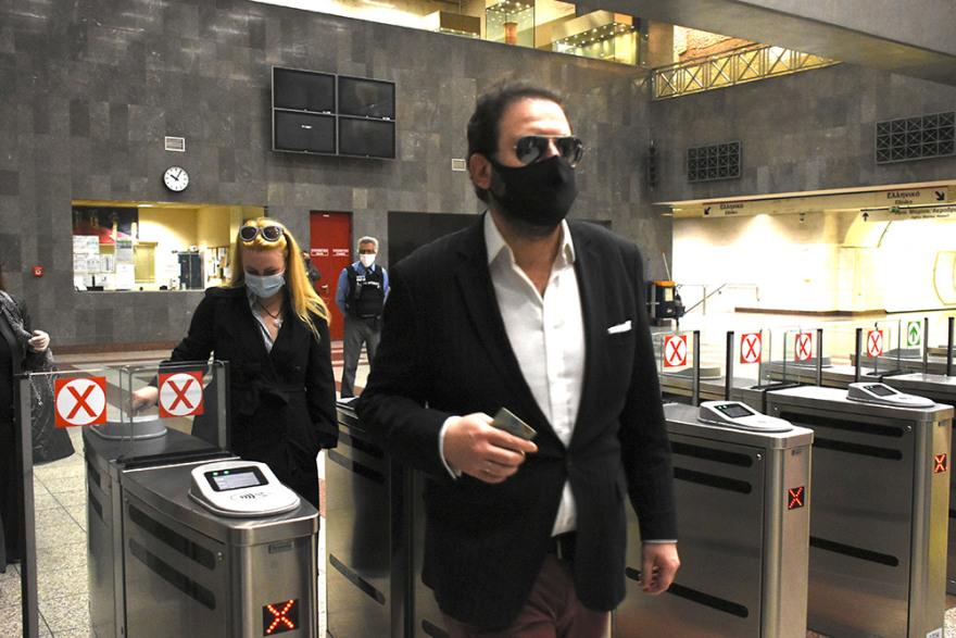 Πρεμιέρα για την άρση των μέτρων - Με μάσκες και από απόσταση οι Έλληνες