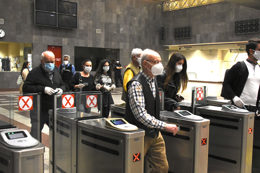 Πρεμιέρα για την άρση των μέτρων - Με μάσκες και από απόσταση οι Έλληνες