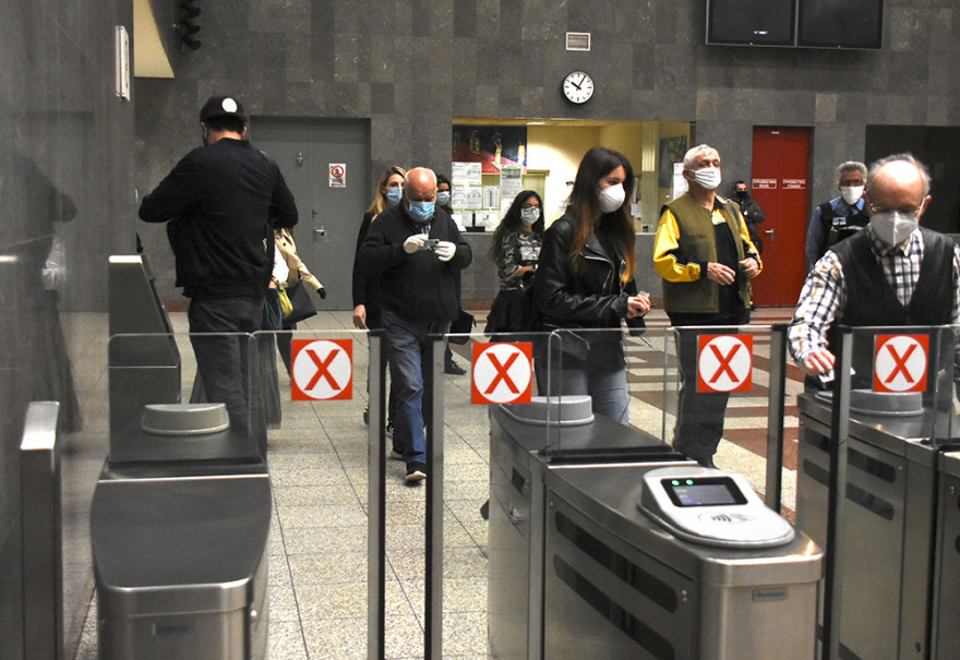 Πρεμιέρα για την άρση των μέτρων - Με μάσκες και από απόσταση οι Έλληνες