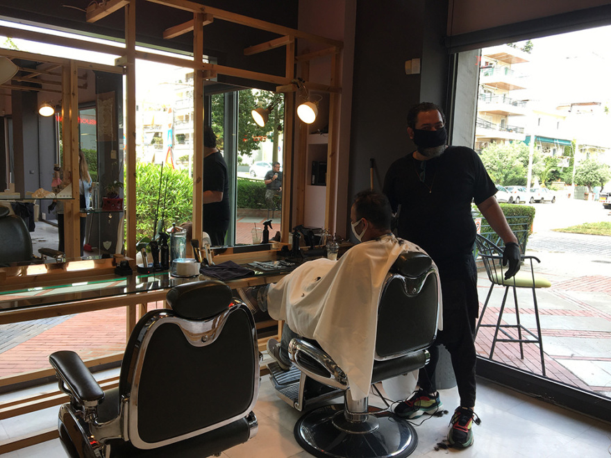 Πρεμιέρα για την άρση των μέτρων - Με μάσκες και από απόσταση οι Έλληνες