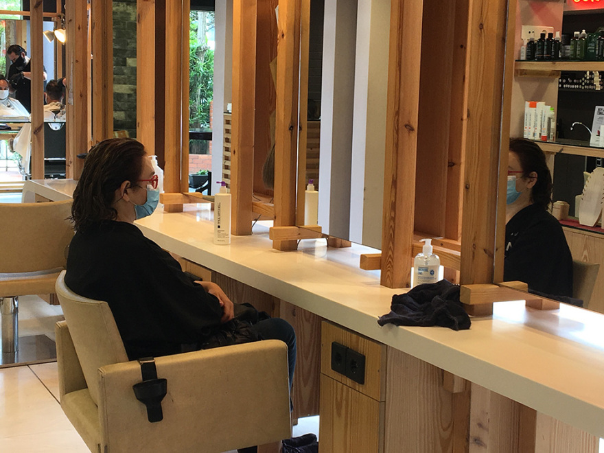 Πρεμιέρα για την άρση των μέτρων - Με μάσκες και από απόσταση οι Έλληνες