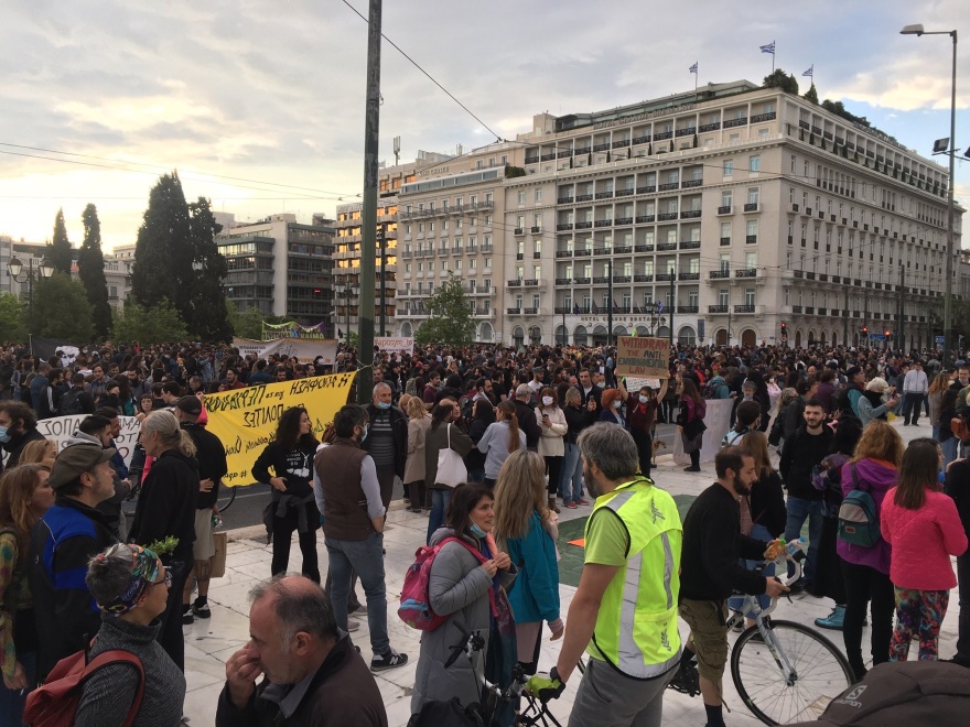 Κορωνοϊός: Συγκέντρωση διαμαρτυρίας στο Σύνταγμα χωρίς... αποστάσεις