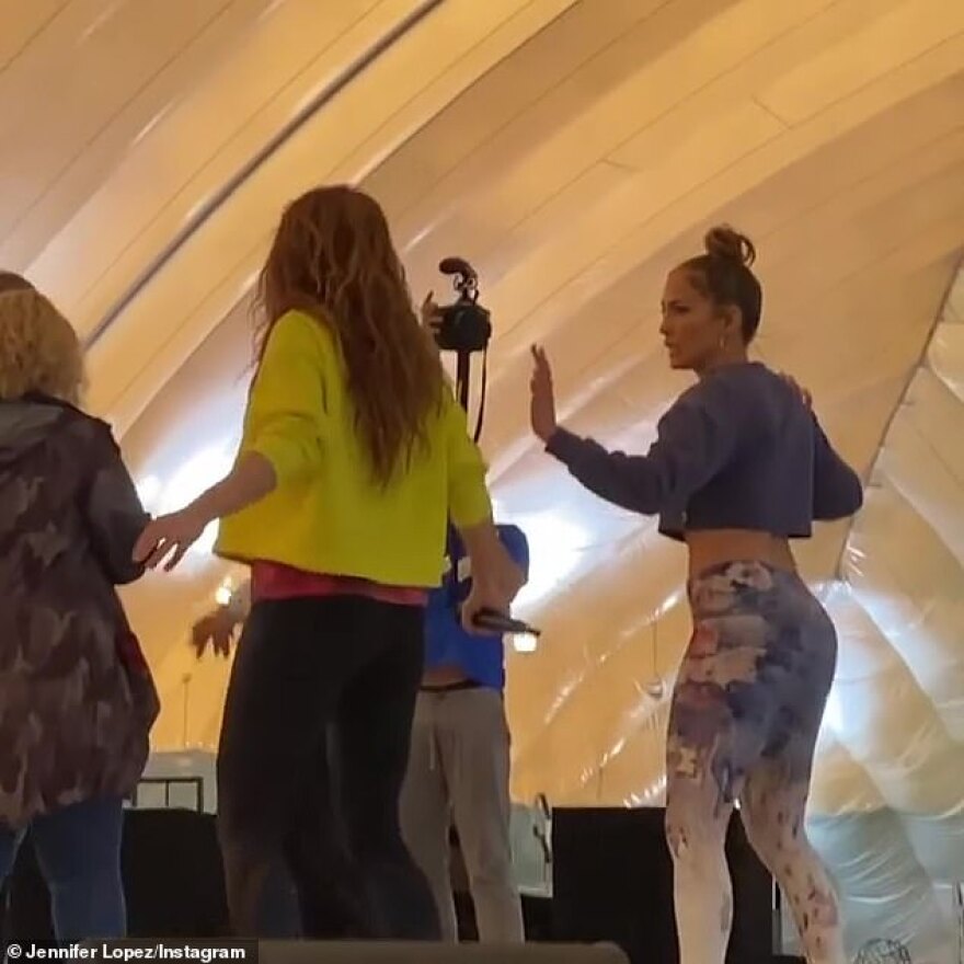 Βίντεο: Η Τζένιφερ Λόπεζ κάνει ιδιαίτερα μαθήματα χορού στη Σακίρα