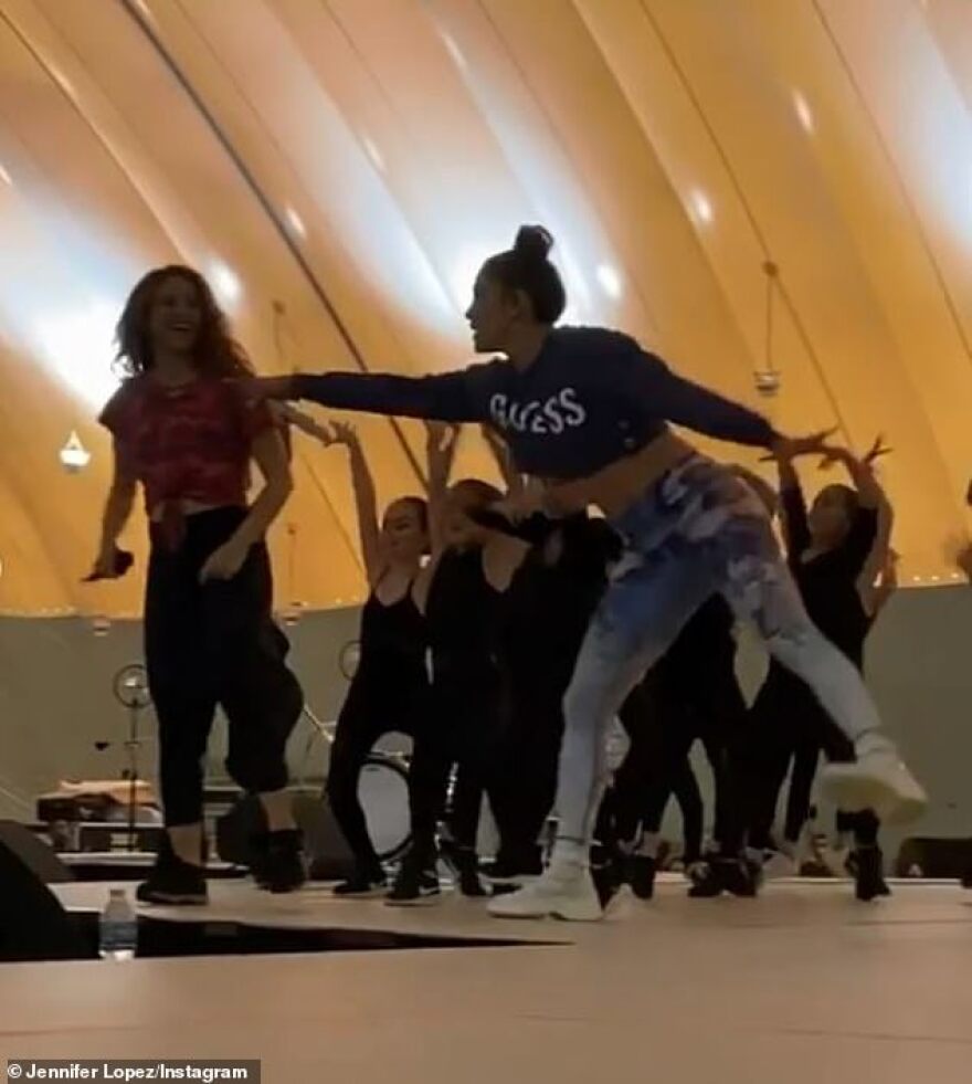 Βίντεο: Η Τζένιφερ Λόπεζ κάνει ιδιαίτερα μαθήματα χορού στη Σακίρα