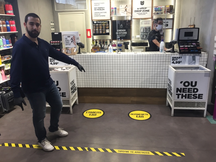 Πρεμιέρα για την άρση των μέτρων - Με μάσκες και από απόσταση οι Έλληνες