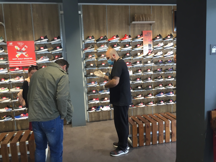 Πρεμιέρα για την άρση των μέτρων - Με μάσκες και από απόσταση οι Έλληνες