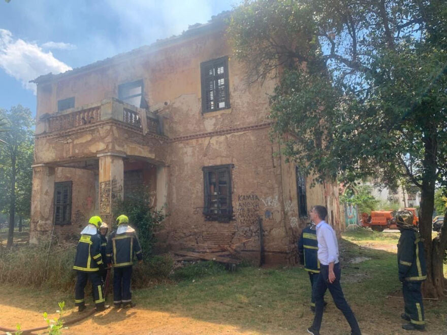 Υπό έλεγχο η φωτιά στην παλιά βίλα Κλωναρίδη στην Πατησίων 