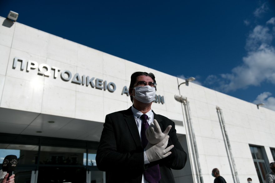 Δίκη Τοπαλούδη: Πρωτόγνωρες σκηνές με τους ενόρκους στο Πρωτοδικείο λόγω κορωνοϊού 