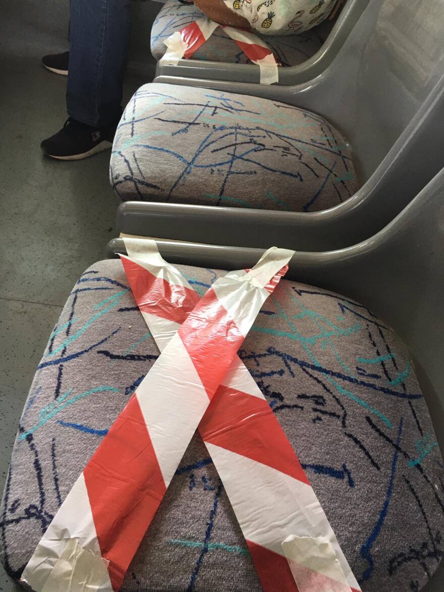 Πρεμιέρα για την άρση των μέτρων - Με μάσκες και από απόσταση οι Έλληνες