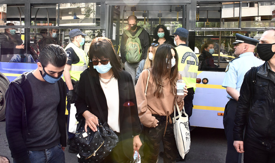 Πρεμιέρα για την άρση των μέτρων - Με μάσκες και από απόσταση οι Έλληνες