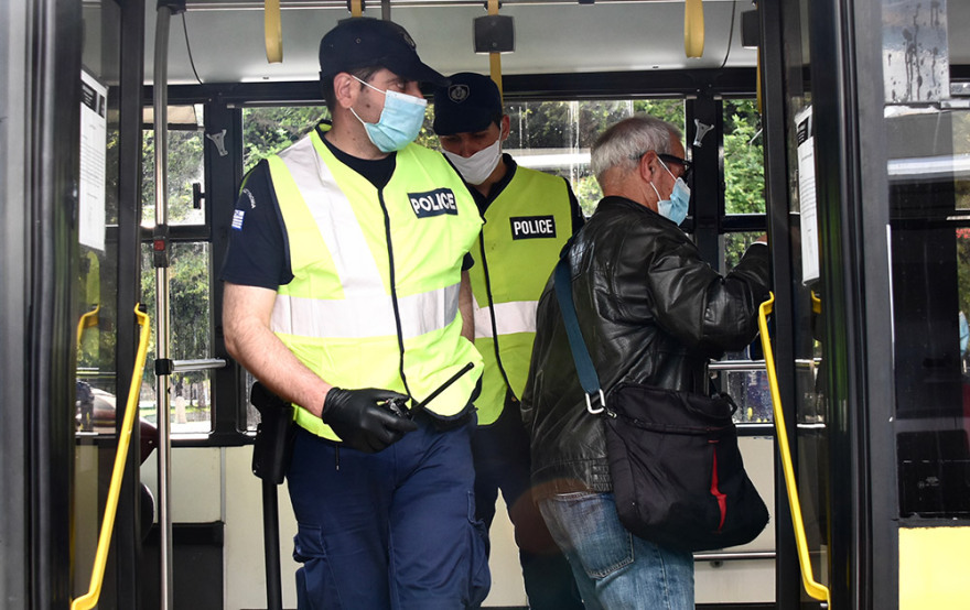 Πρεμιέρα για την άρση των μέτρων - Με μάσκες και από απόσταση οι Έλληνες